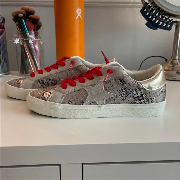 *NEVER BEEN WORN* Steve Madden Sneakers - Picture 1 of 4
